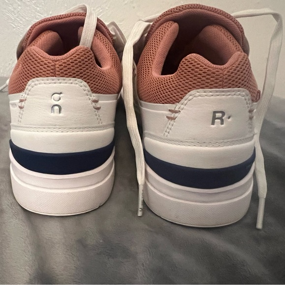 Great condition! On THE ROGER Advantage Sneakers. - Picture 6 of 14
